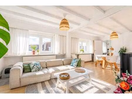 bel appartement de coin avec 3 chambres et vue dégagée su...