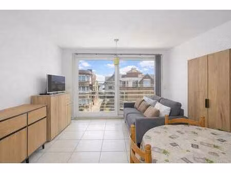 appartement ensoleillé avec une chambre à coucher
