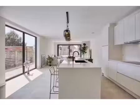 ruim gelijkvloers appartement met 2 slaapkamers en zonnig...