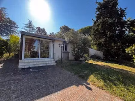 jolie maison avec piscine  garage et jardin