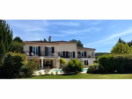 magnifique maison récente avec piscine  jardin avec vue sur la campagne  situation calme d
