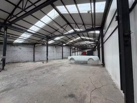 spacieux entrepôt - 800 m2 + bureaux + parkings