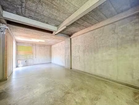 jette  entrepôt de ± 102m² avec grande porte sectionnelle
