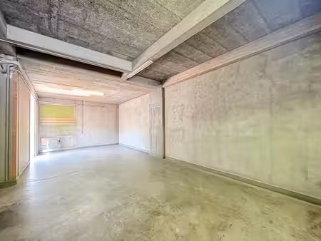 sous option - offre acceptee - jette  entrepôt de ± 102m²