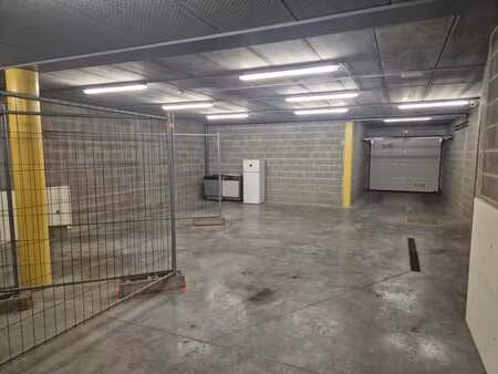 grand garage / espace de stockage de ± 95 m²