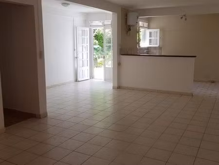 location t3 / f3 – bas de villa de 70 m² – fort-de-france (didier)