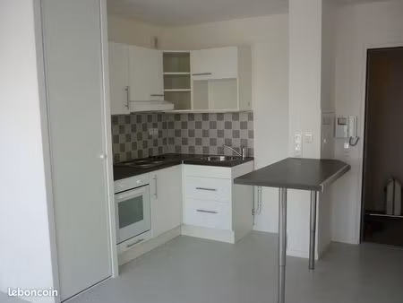 f2 37m2 avec terrasse et parking