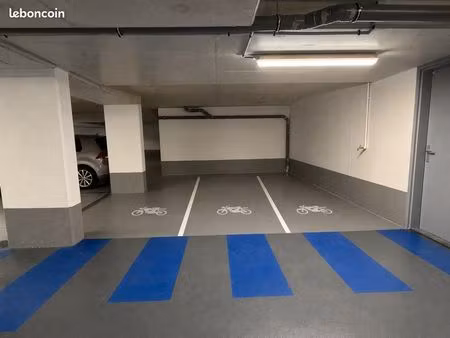 place de parking moto / scooter