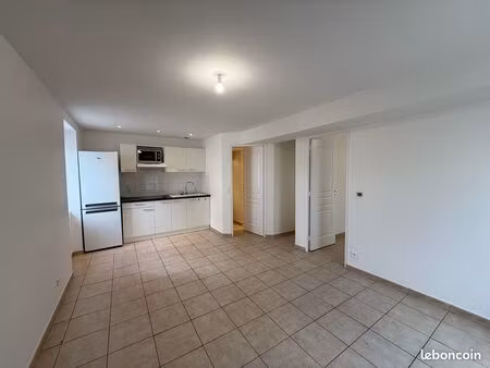 appartement 2 pièces centre de bécon les granits  rénové  équipé  proche tous commerces