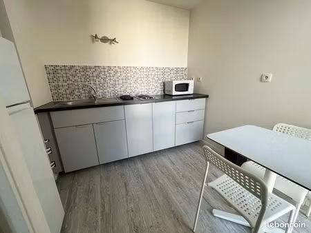 loue t1 meublé avec une place de parking