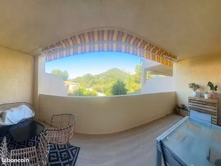 t2 meublé avec terrasse dans cadre verdoyant – la valette-du-var