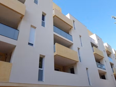 t2 avec terrasse et parking à toulon