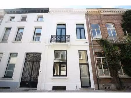 maison de ville rénovée avec de hauts plafonds  idéalemen...