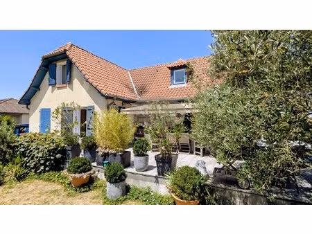 elégante maison terrasse sous-sol