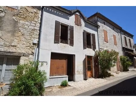 maison de village à restaurer avec jardin non attenant.