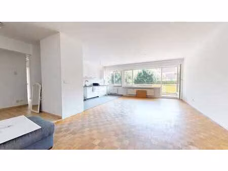 bel appartement 2 chambres avec terrasse et garage