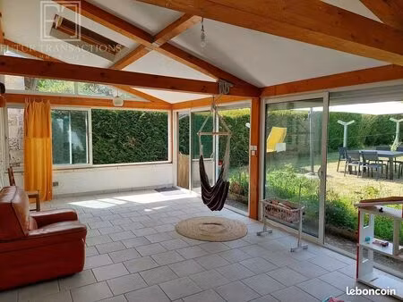 maison avec jardins dans village