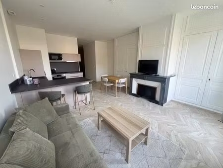 t2 meublé rénové 53 m² – vue saône – lyon 1er  quai saint-vincent
