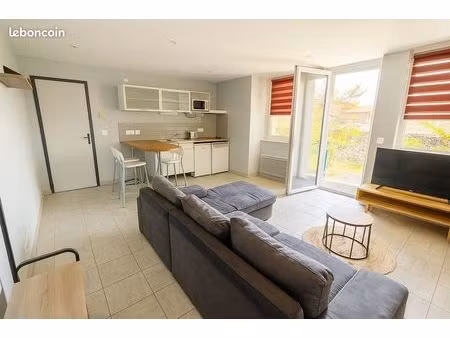 exclu : t2 meublé 39m² avec terrasse  cour et grand garage – aurillac centre