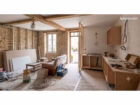 beaujeu – charmant t2 de 45 m² entièrement rénové avec clim  parking et cour