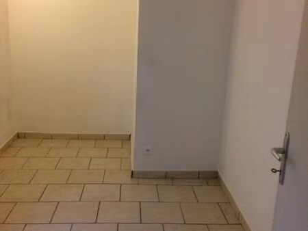 maison de ville avec cour et place de parking