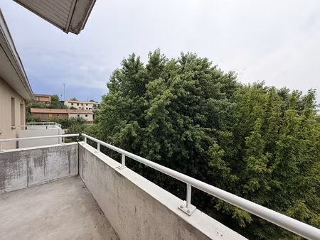 nailloux - appartement 2 pièces de 43 m2 avec terrasse et parking