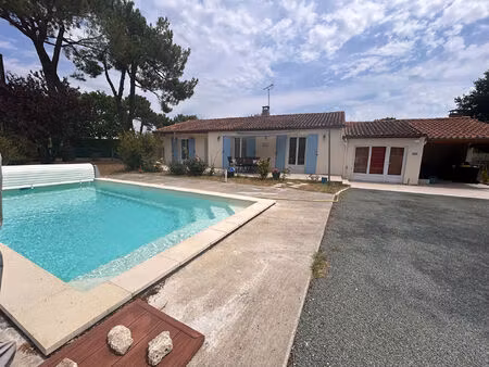 maison familiale rénovée avec piscine chauffée et grands garages
