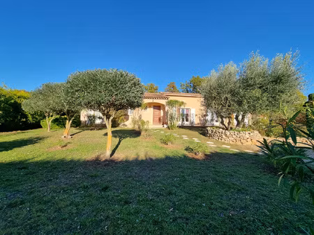 a régusse villa de plain-pied avec garage sur1074m2