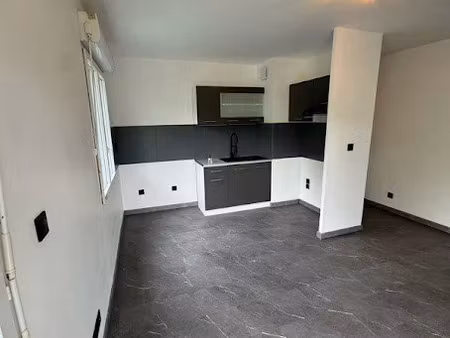 location appartement 2 pièces 42 m² à villeneuve-saint-georges (94190)  900 €
