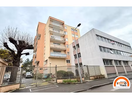 entre la clinique mathilde et saint-sever // f1 de 27 70m² avec ascenseur et 1 place de pa