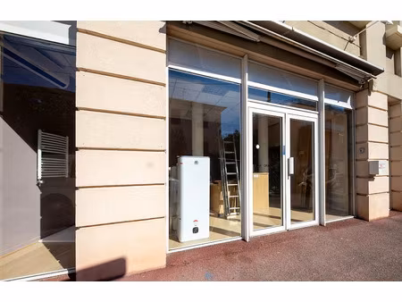 location locaux professionnels 3 pièces 40 m² à mandelieu-la-napoule (06210)  1 246 €
