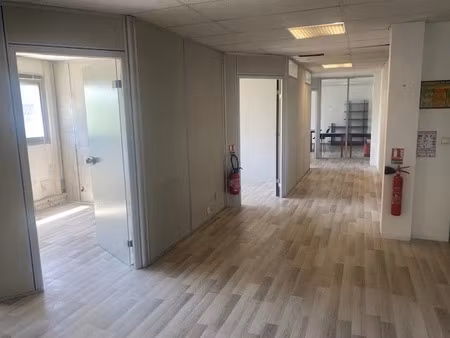 location locaux professionnels 1 pièce 134 m² à les milles (13290)  1 452 €