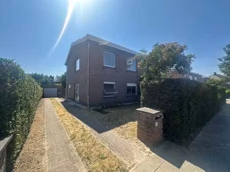 ruime gezinswoning met 4 slaapkamers  garage en tuin