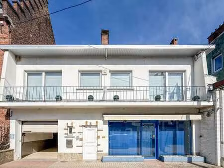 immeuble commercial avec accueil client  entrepôts & parking