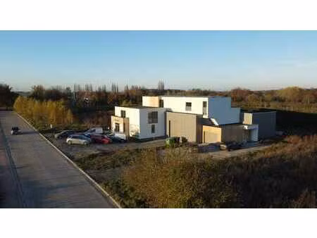 entrepôt-bureaux-logement de fonction à proximité e42/e411