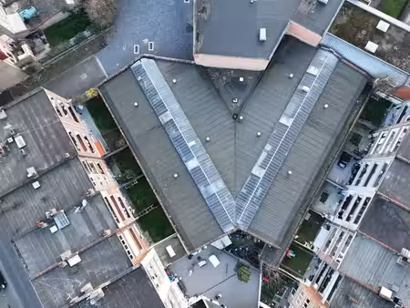 incroyable entrepôt de 1.455 m² avec une hauteur au plafond