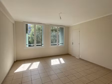 appartement t3 rénové en rez-de-chaussée résidence beau so