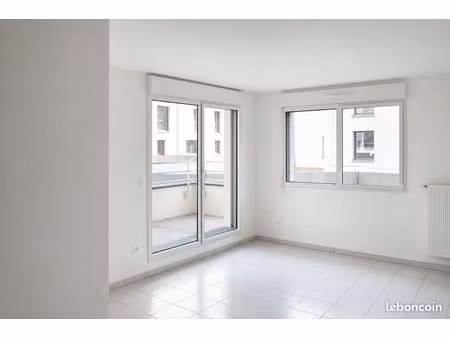 t2 récent avec terrasse + chauffage dans les charges - hyper centre