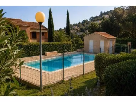 appartement traversant en rez-de-jardin avec jardin privatif  piscine et parking - cavalai