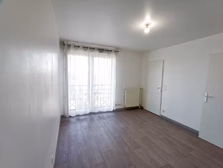 studio de 21 55m2 avec place de parking a cergy