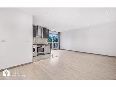 proche saussaye - grand studio - 40 02 m² avec balcon