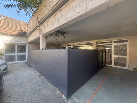 local sur cour avec espace extérieur