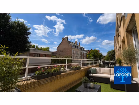 appartement entièrement rénové 55 m² 2 chambres balcon parking sécurisé hypercentre de val