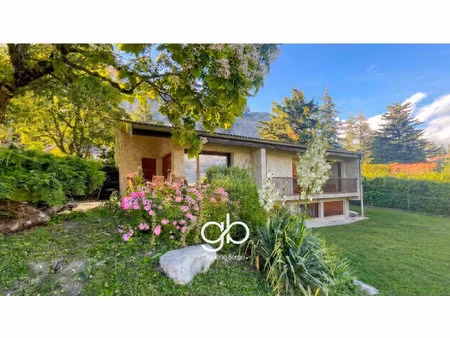 villa d'architecte avec vue panoramique sur belledonne et le