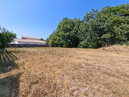 a vendre  terrain à bâtir à léon  entre le lac et le bourg