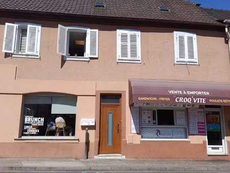 immeuble de rapport avec 2 locales commercial et 1 appartement.