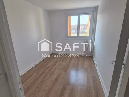 appartement dispose d'un balcon offrant un espace extérieur privé et d'une cave pour un es