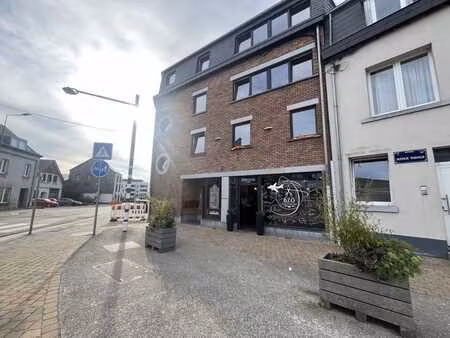 commerce idéalement situé à bastogne !
