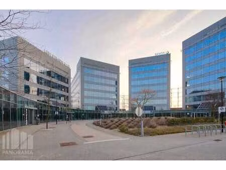 1.057 m² d'espace de bureaux moderne à côté de l'aéroport...