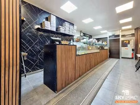 commerce ±200 m² avec arrière-bâtiment à aménager